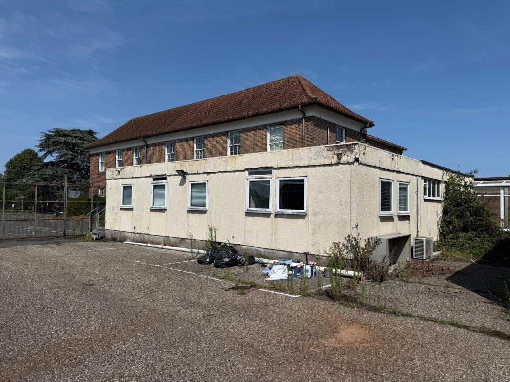 Lot: 41277 - TO BE OFFERERED IN OUR 30TH OCTOBER AUCTION - FORMER COUNCIL OFFICES & DEPOT WITH POTENTIAL - Rear elevation of the main building and addition offices